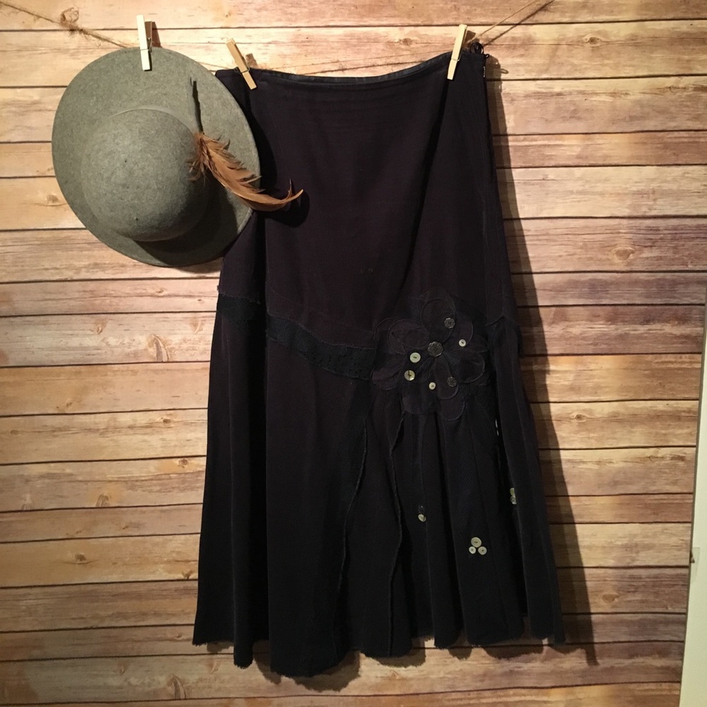 Corduroy navy skirt with detail